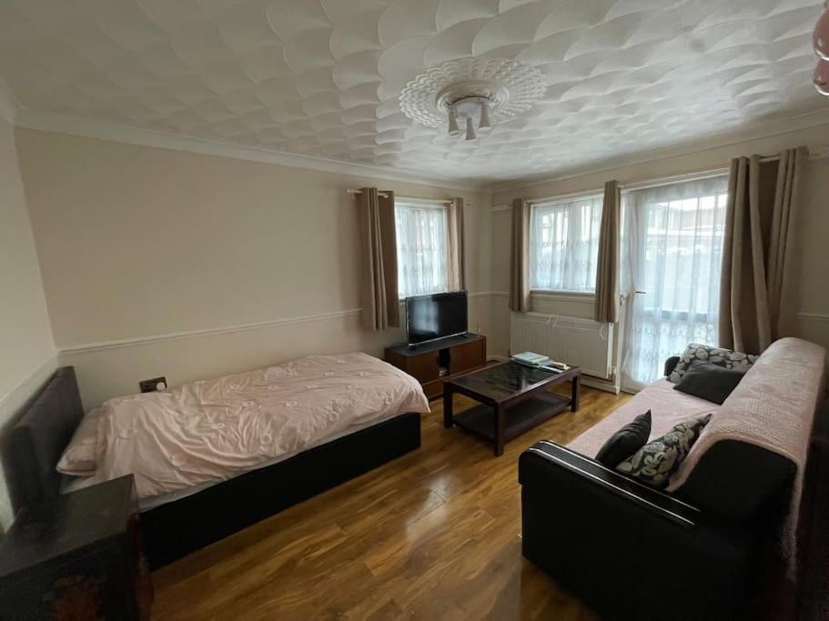 Spacious Bungalow In London, Near Central London, The Excel Centre And The O2, Ideal For Families Exteriör bild
